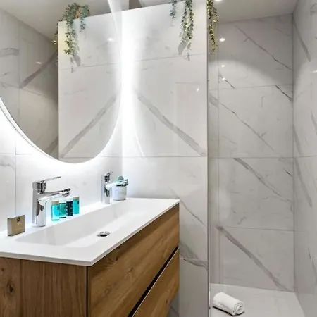 Albane - Modern 2 Slaapkamer Διαμέρισμα *